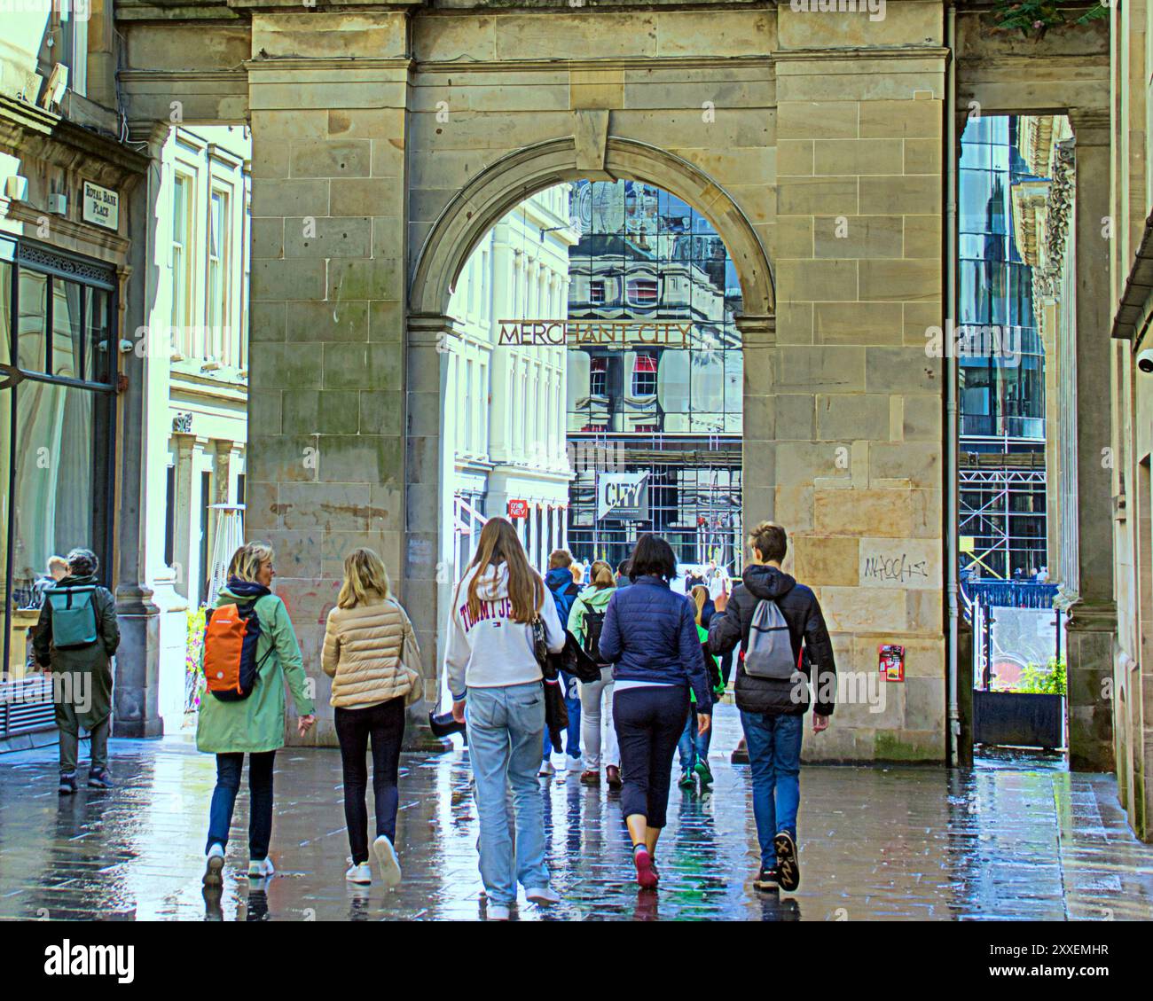 Glasgow, Scozia, Regno Unito. 24 agosto 2024. Meteo nel Regno Unito: Bagnato nel centro della città dopo la tempesta ha visto la gente del posto e i turisti. Credit Gerard Ferry/Alamy Live News Foto Stock