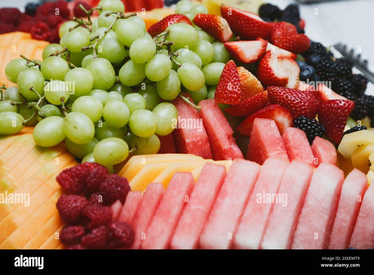 Vista di un piatto di frutta assortita. Foto Stock