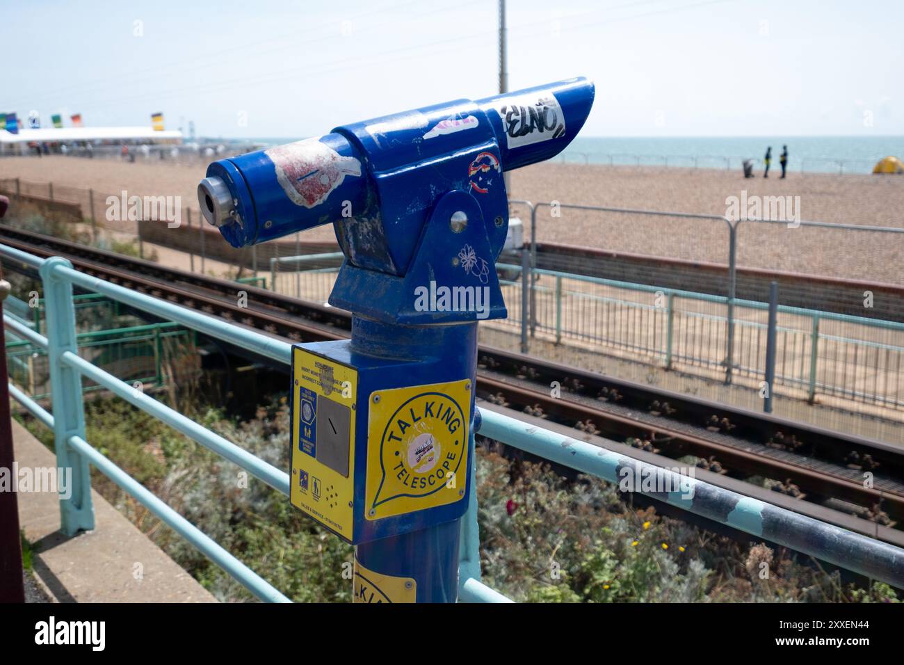 Un telescopio parlante sul lungomare di Brighton, in Inghilterra, che guarda al mare. Foto Stock
