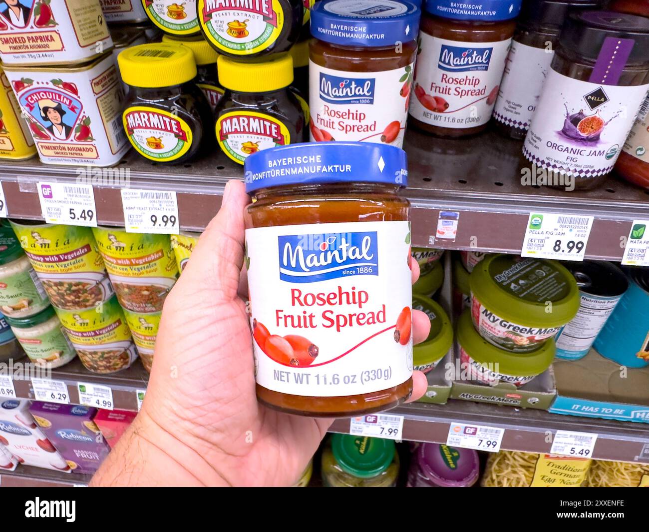 Los Angeles, California, Stati Uniti - 04-14-2024: Una vista di una mano che tiene un barattolo di Maintal rosehip spalmabile, presso il negozio. Foto Stock