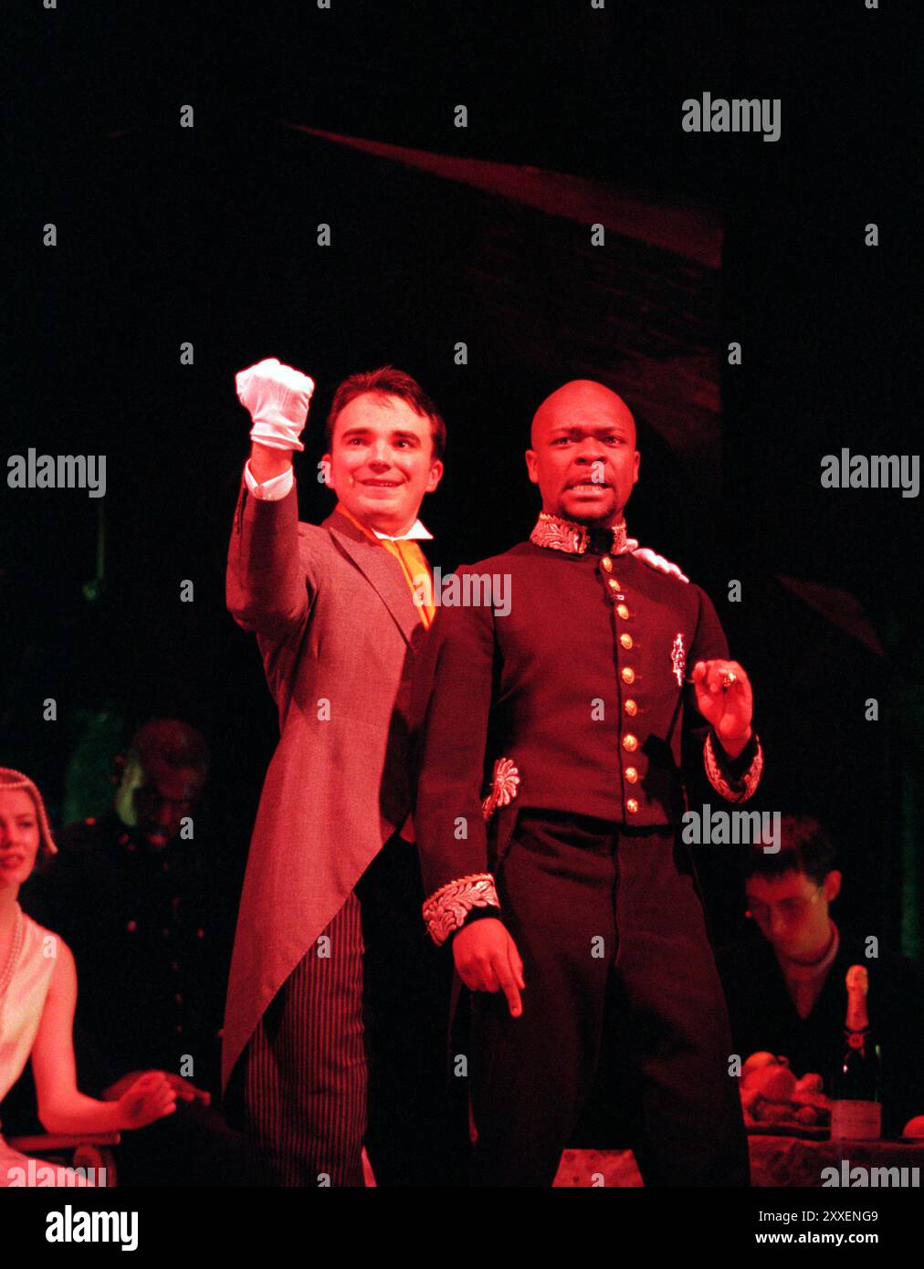 l-r: Laurence Taylor (Macheath), David Oyelowo (Tiger Brown) nella THREEPENNY OPERA al Lyric Theatre Hammersmith, Londra W6 26/06/1996 a National Youth Music Theatre musica di produzione: Kurt Weill testo: Bertolt Brecht dopo 'The Beggar's Opera' di John Gay direttore: Alison Berry design: Jason Denvir Foto Stock