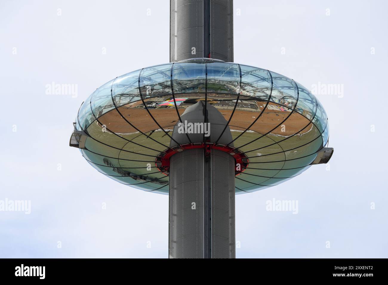 Primo piano della capsula dell'attrazione di Brighton i360, un'alta torre con cialde di vetro che si arrampica per 450 metri con vista sulla costa meridionale. Foto Stock