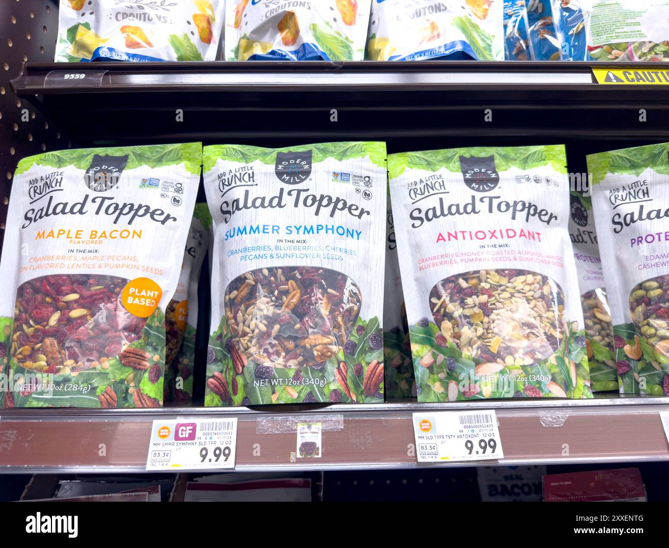 Los Angeles, California, Stati Uniti - 04-14-2024: Una vista di diversi pacchetti di Modern Mill Salad Topper, in mostra in un negozio di alimentari locale. Foto Stock