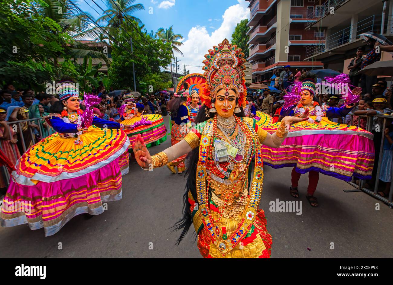 Una colorata processione di strada che mostra costumi e danze tradizionali del Kerala durante il festival Athachamayam, celebrato all'inizio di Onam. Foto Stock