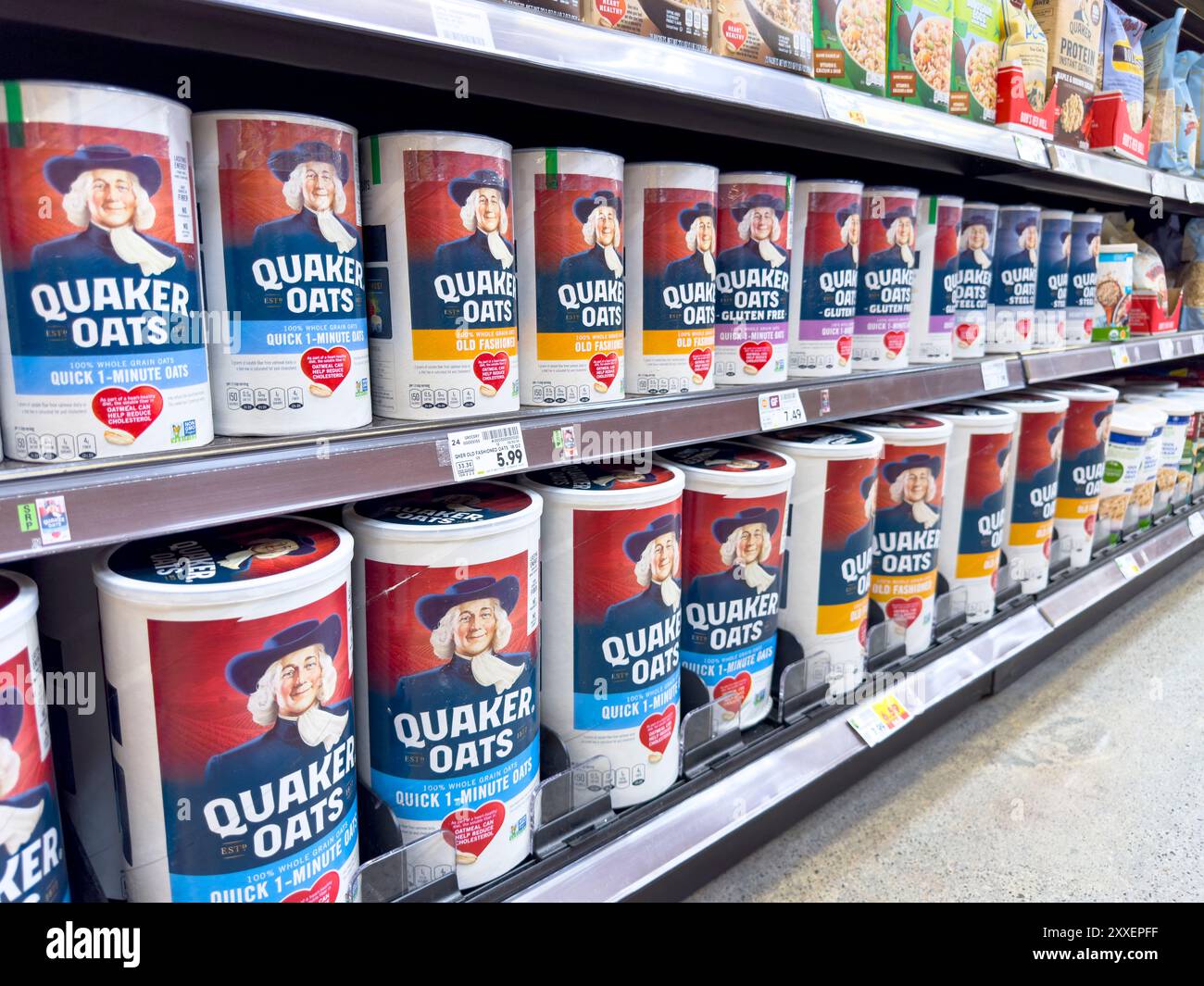 Los Angeles, California, Stati Uniti - 04-14-2024: Una vista di diversi contenitori di Quaker Oats, in mostra in un negozio di alimentari locale. Foto Stock