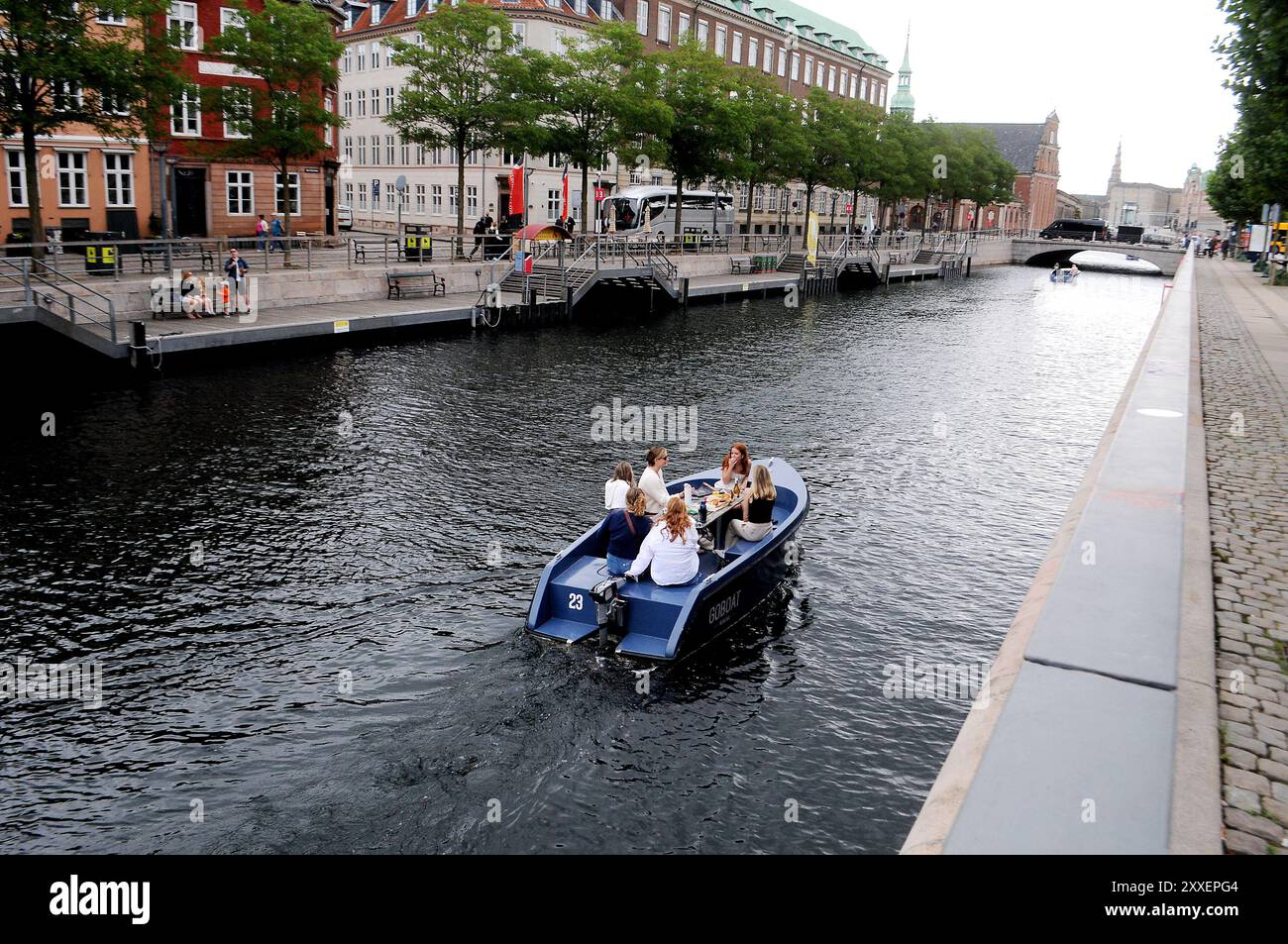 Copenaghen/Danimarca/24 agosto 2024/gente che cerca una barca nel canale holmen nella capitale danese. (Foto. Francis Joseph Dean/Dean Pictures) (non per uso commerciale) Foto Stock