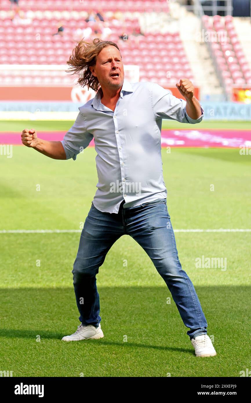 Mainz, Germania. 24 agosto 2024. Mainz, Deutschland 24. 1 agosto 2024: 1. BL - 2024/2025 - FSV Mainz 05 vs. 1. FC Union Berlin Im Bild: Allenatore Bo Henriksen (Mainz) stimmt die fans auf das spiel ein. // le normative DFL vietano qualsiasi uso di fotografie come sequenze di immagini e/o quasi-video // credito: dpa/Alamy Live News Foto Stock