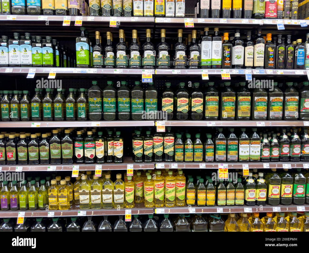 Los Angeles, California, Stati Uniti - 04-14-2024: Una vista di diversi scaffali dedicati all'olio d'oliva, in mostra in un negozio di alimentari locale. Foto Stock