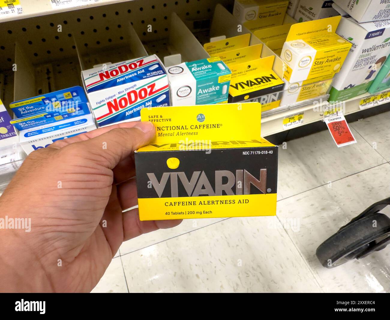 Los Angeles, California, Stati Uniti - 04-14-2024: Una vista di una mano che tiene un pacchetto di compresse Vivarin, in mostra in un negozio di alimentari locale. Foto Stock