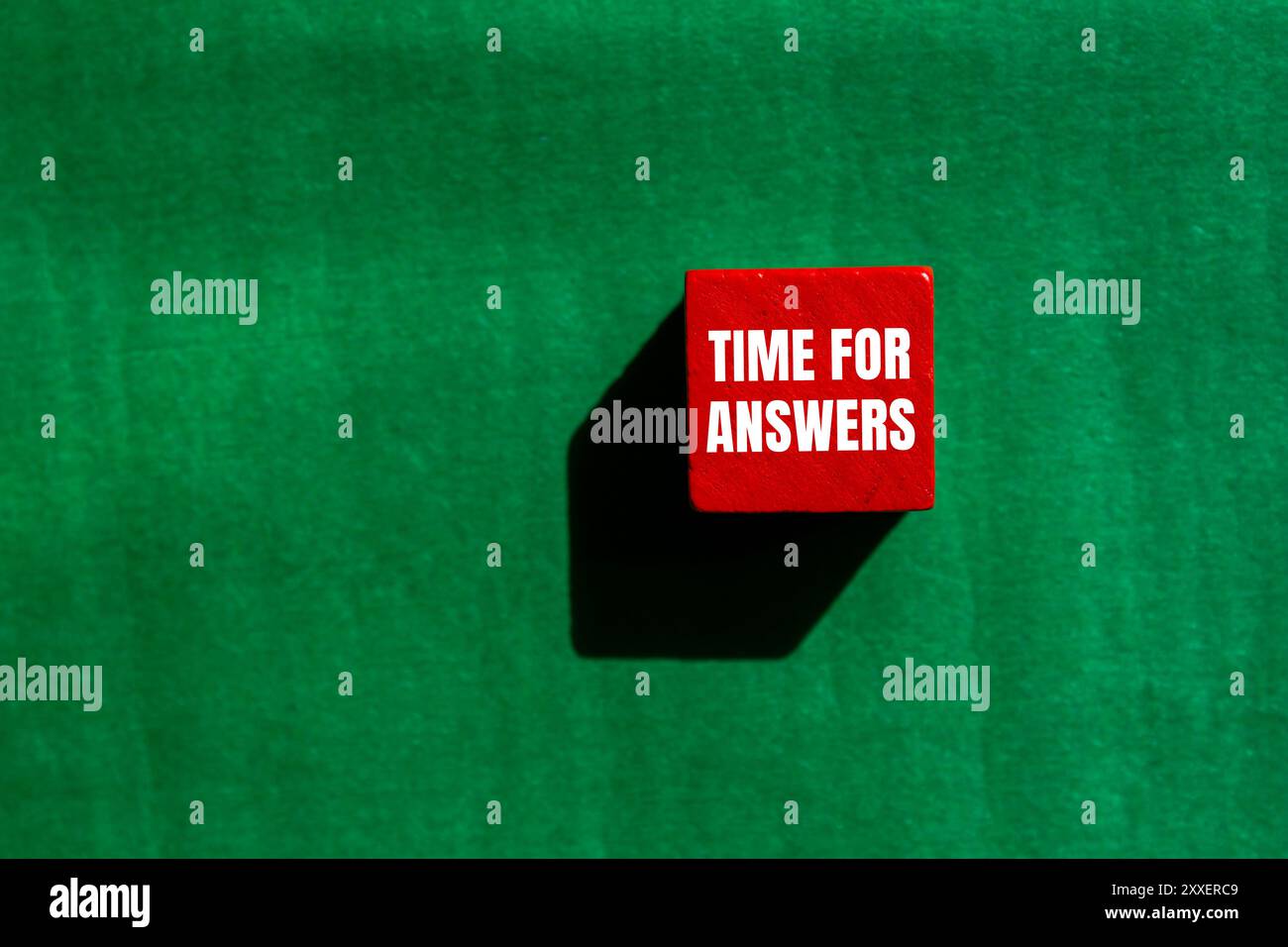 Messaggio Time for Answers scritto su un cubo di legno rosso con sfondo verde. Simbolo tempo concettuale per le risposte. Copia spazio. Foto Stock