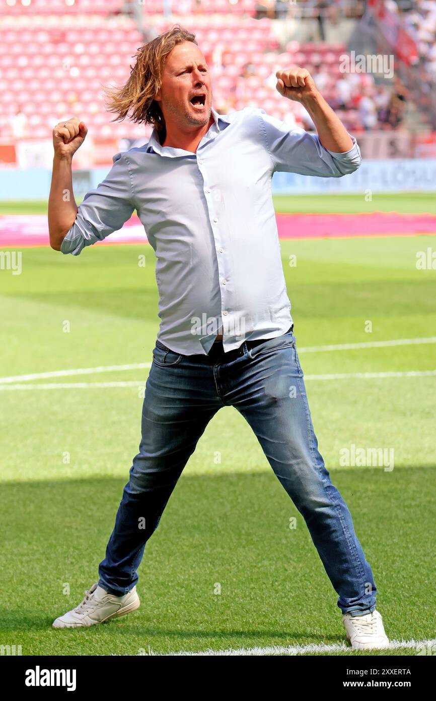 Mainz, Germania. 24 agosto 2024. Mainz, Deutschland 24. 1 agosto 2024: 1. BL - 2024/2025 - FSV Mainz 05 vs. 1. FC Union Berlin Im Bild: Allenatore Bo Henriksen (Mainz) stimmt die fans auf das spiel ein. // le normative DFL vietano qualsiasi uso di fotografie come sequenze di immagini e/o quasi-video // credito: dpa/Alamy Live News Foto Stock