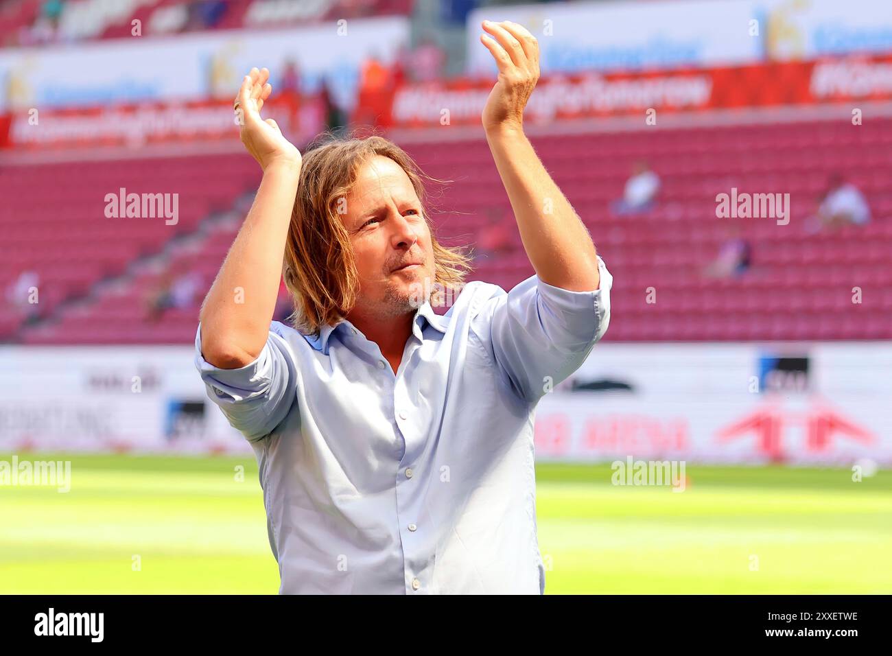 Mainz, Germania. 24 agosto 2024. Mainz, Deutschland 24. 1 agosto 2024: 1. BL - 2024/2025 - FSV Mainz 05 vs. 1. FC Union Berlin Im Bild: Allenatore Bo Henriksen (Mainz) stimmt die fans auf das Spiel ein. // le normative DFL vietano qualsiasi uso di fotografie come sequenze di immagini e/o quasi-video // credito: dpa/Alamy Live News Foto Stock