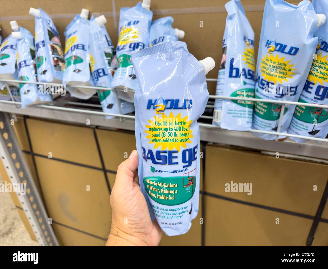 Los Angeles, California, Stati Uniti - 04-14-2024: Una vista di una mano che regge un pacchetto di gel base H2old, in mostra in un negozio locale. Foto Stock