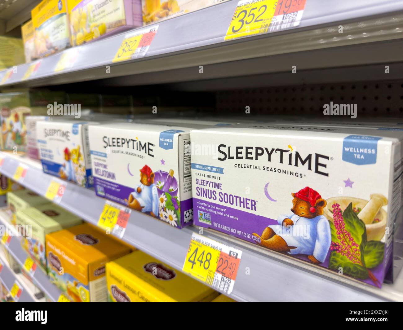Los Angeles, California, Stati Uniti - 04-14-2024: Una vista di diversi pacchetti di bustine di tè Celestial Seasonings Sleepytime, presso il negozio. Foto Stock