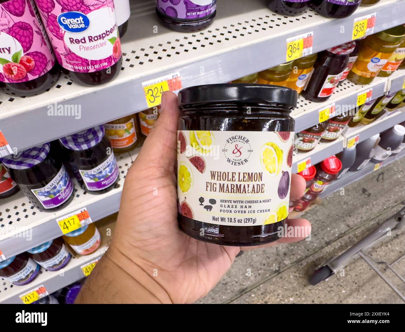 Los Angeles, California, Stati Uniti - 04-14-2024: Una vista di una mano che tiene un barattolo di marmellata Fischer e Wieser, al negozio. Foto Stock