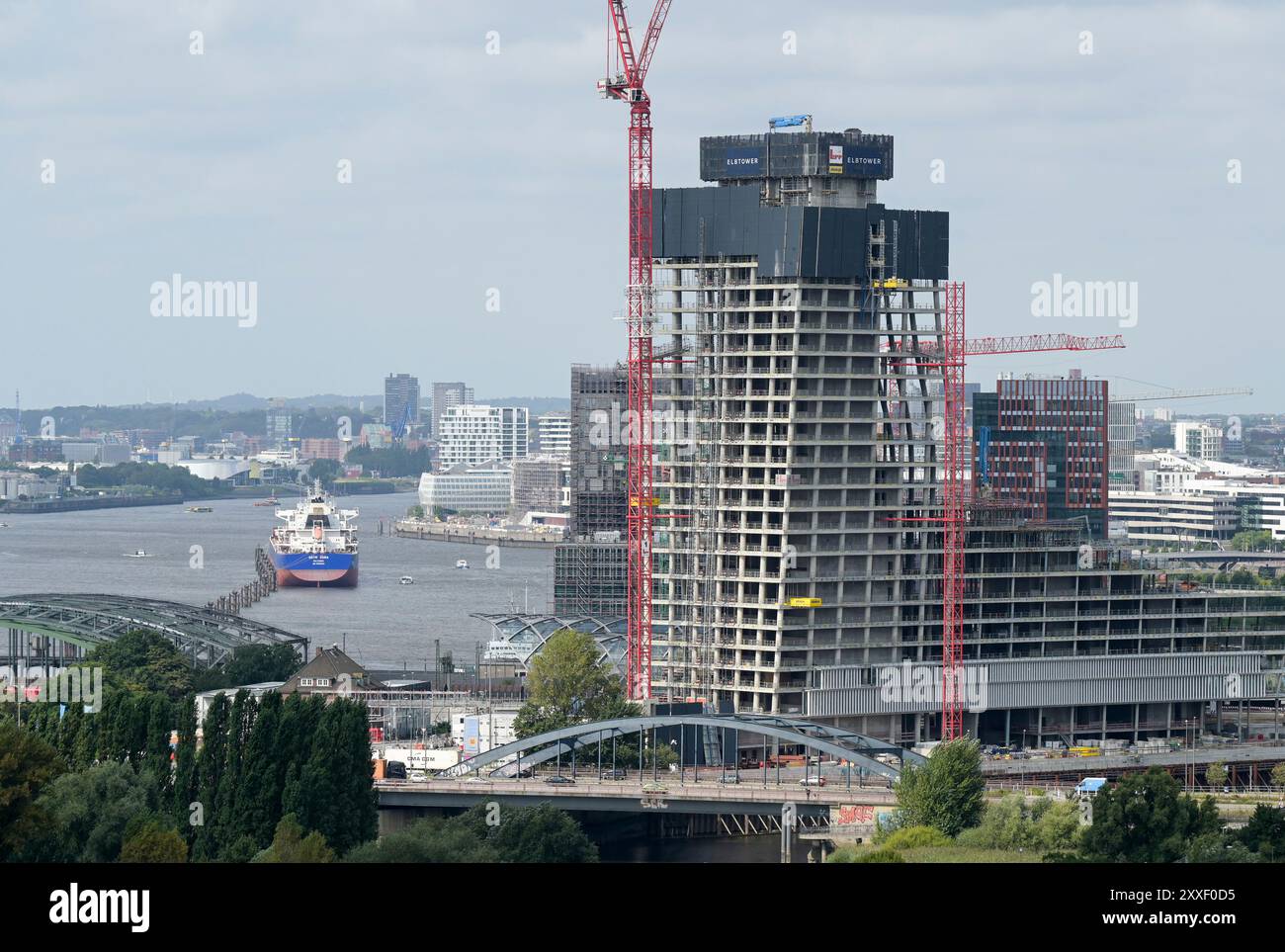 DEUTSCHLAND, Amburgo, stillgelegte Baustelle Elbtower des österreichischen Pleitier's Rene Benko und Seiner Signa Gruppe, Rothenburgsort und Blick auf Norderelbe und HafenCity Foto Stock