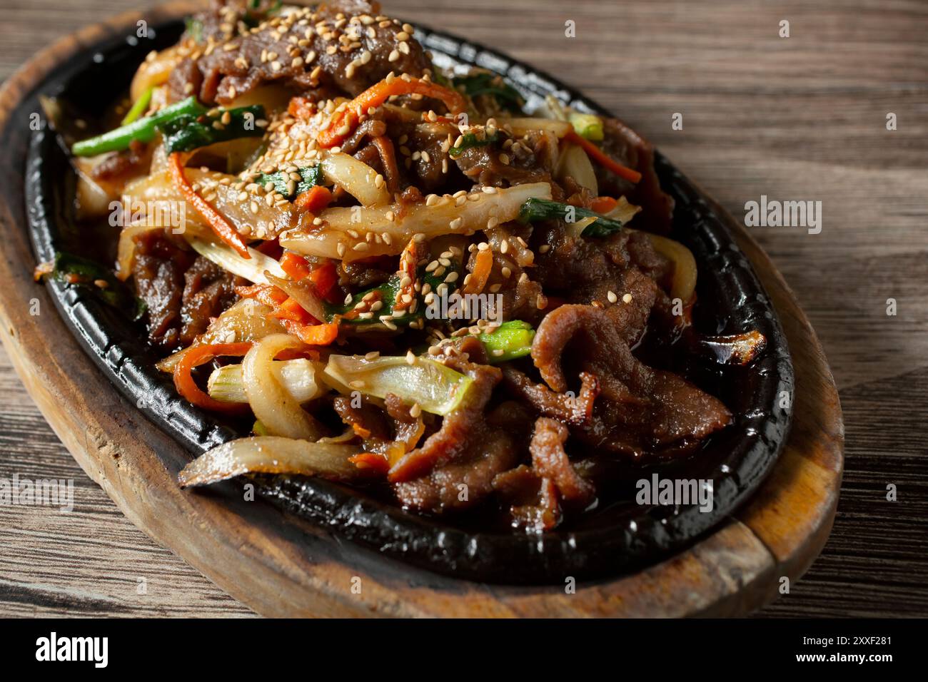 Vista di una padella di manzo bulgogi. Foto Stock