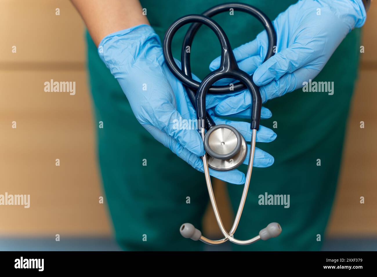 primo piano di un medico che mostra lo stetoscopio nelle sue mani come concetto di salute e salute Foto Stock