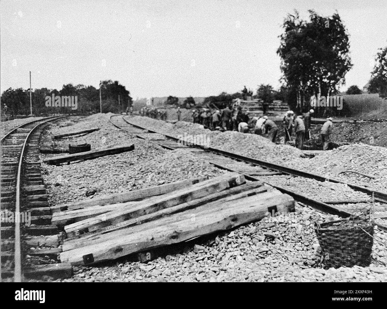 Prigionieri di lavoro forzato dal campo di concentramento di Buchenwald che costruiscono la linea ferroviaria Weimar-Buchenwald. Buchenwald e i suoi 139 sottocampi erano campi di lavoro forzato, non campi di sterminio e lì non c'erano camere a gas. Tuttavia cattive condizioni, abusi ed esecuzioni hanno portato a 56500 morti. Liberata dall'esercito americano l'11 aprile 1945. La foto è datata 16 aprile 1945, cinque giorni dopo che il campo è stato liberato dall'esercito americano. Foto Stock