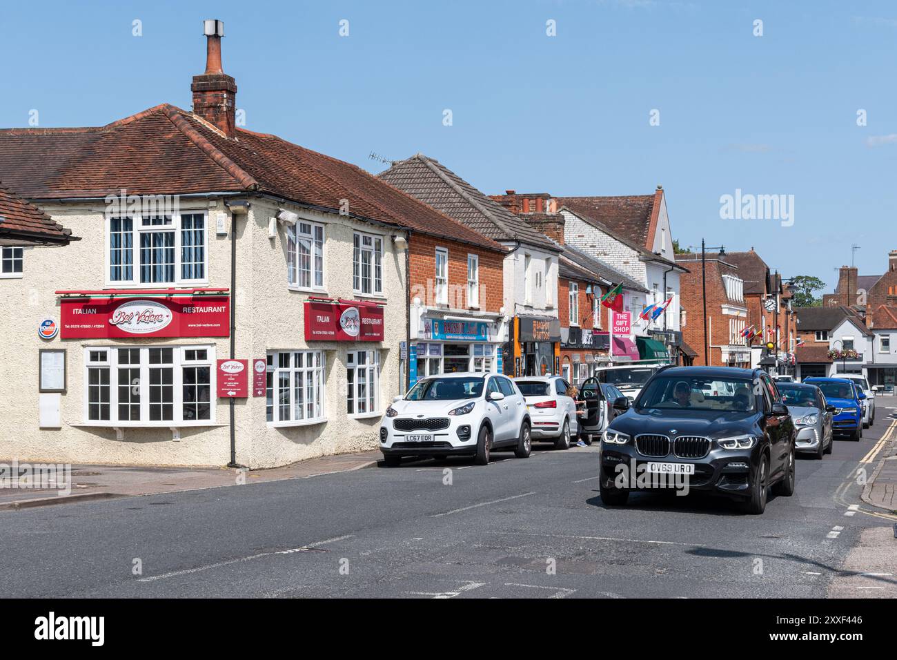 Vista di Bagshot High Street con negozi e aziende, Surrey, Inghilterra, Regno Unito Foto Stock