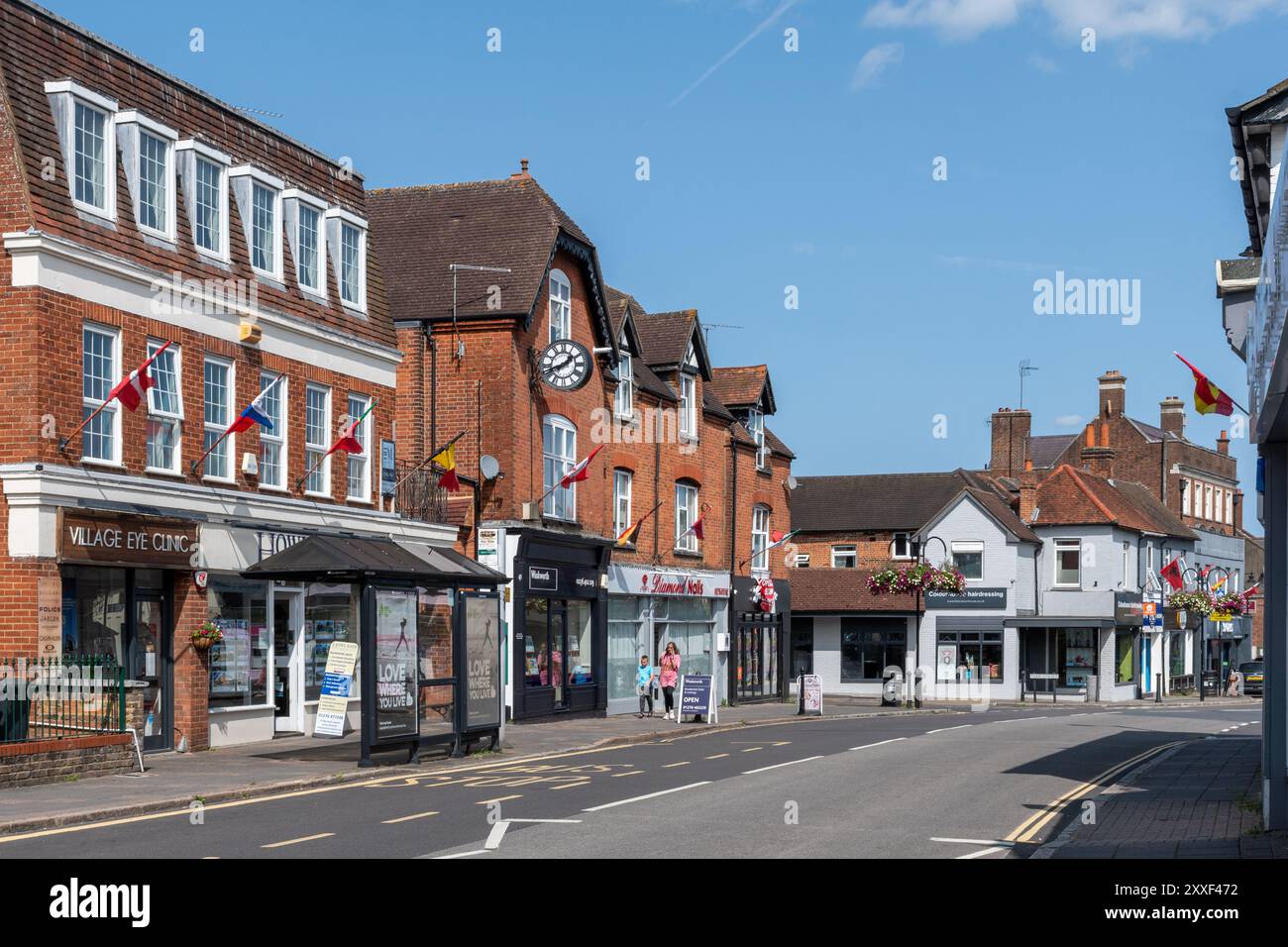 Vista di Bagshot High Street con negozi e aziende, Surrey, Inghilterra, Regno Unito Foto Stock