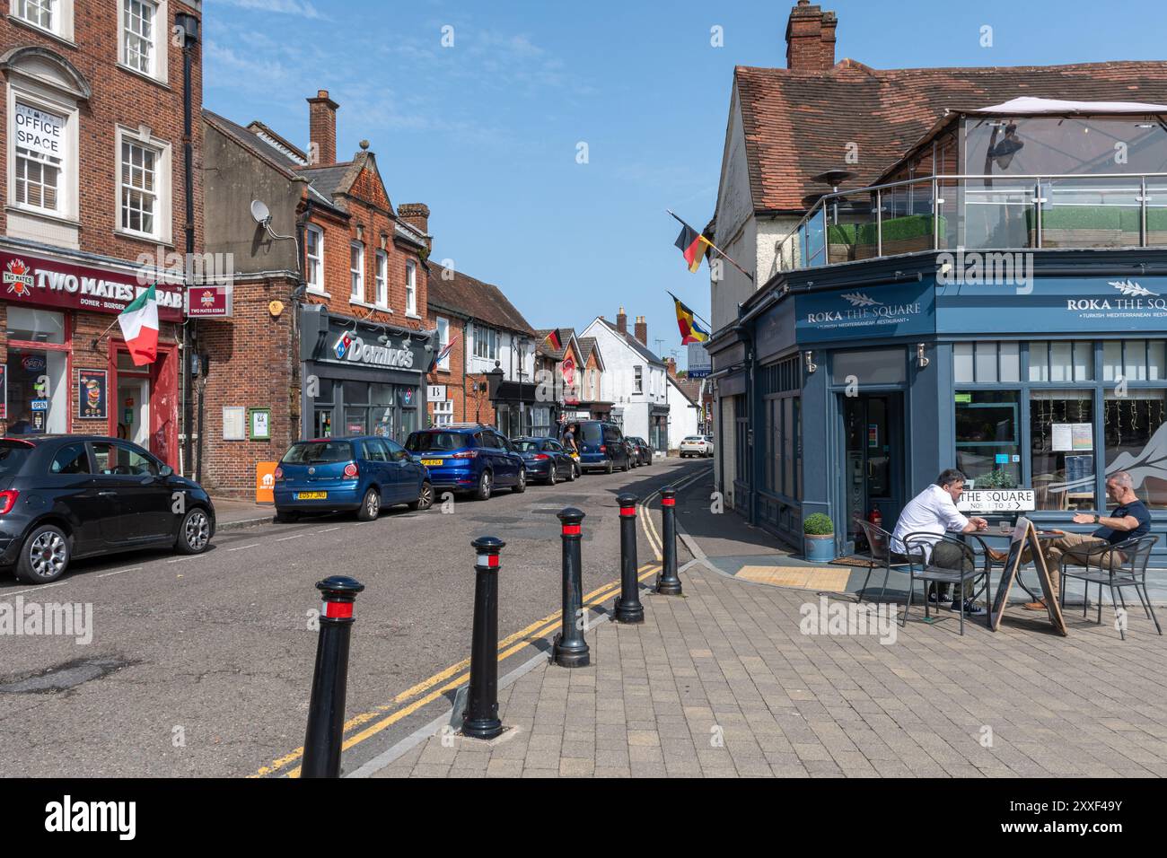 The Square nel centro del villaggio di Bagshot, Surrey, Inghilterra, Regno Unito Foto Stock