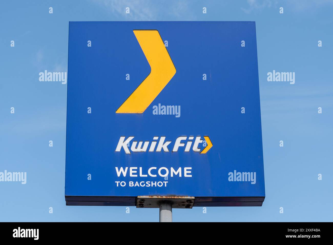 Cartello o segnaletica Kwik FIT, assistenza auto, pneumatici e riparazione, Inghilterra, Regno Unito Foto Stock