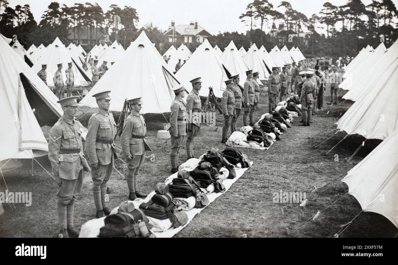 Ispezione kit del Cambridge University Officers' Training Corps durante il loro campo a Farnborough Common, 1912. Foto Stock