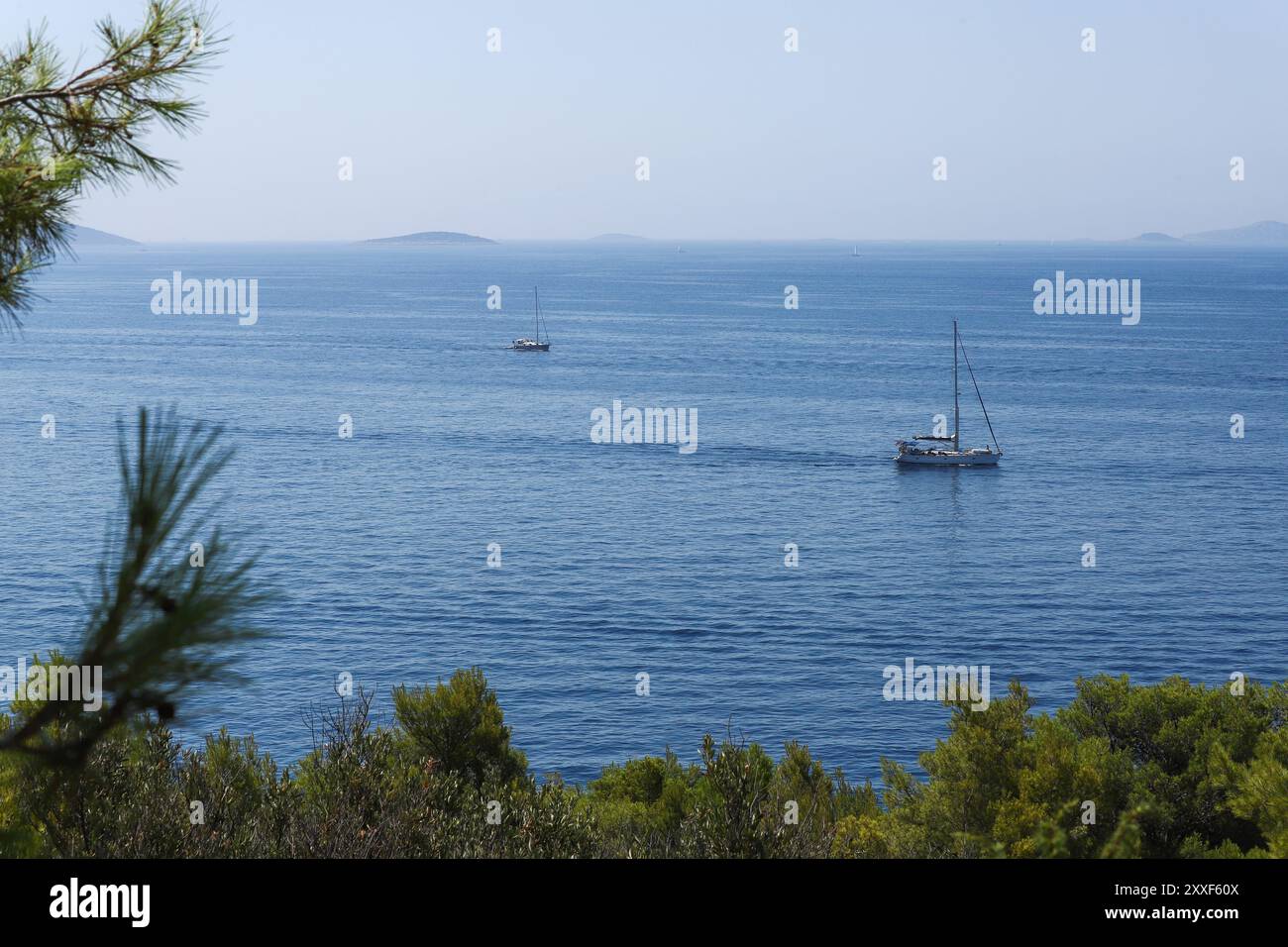 Yacht sul mare Adriatico in Croazia. Murter, Kornati. Vacanze estive per gli europiani. Foto occasionali inedite dalla spiaggia Foto Stock