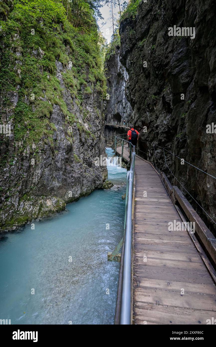 Leutasch - Mittenwald GER, Themenbild Natur, Leutascher Geisterklamm, Leutasch - Mittenwald, 24.08.2024 Auf dem Wasserfallsteig der Leutascher Ache. GER, Themenbild Natur, Leutascher Geisterklamm, Leutasch - Mittenwald, 24.08.2024. *** Leutasch Mittenwald GER, immagine a tema natura, Leutascher Geisterklamm, Leutasch Mittenwald, 24 08 2024 sul sentiero delle cascate del Leutascher Ache GER, immagine a tema natura, Leutascher Geisterklamm, Leutasch Mittenwald, 24 08 2024 Copyright: XEibner-Presse/HeikexFeinerx EP HFR Foto Stock