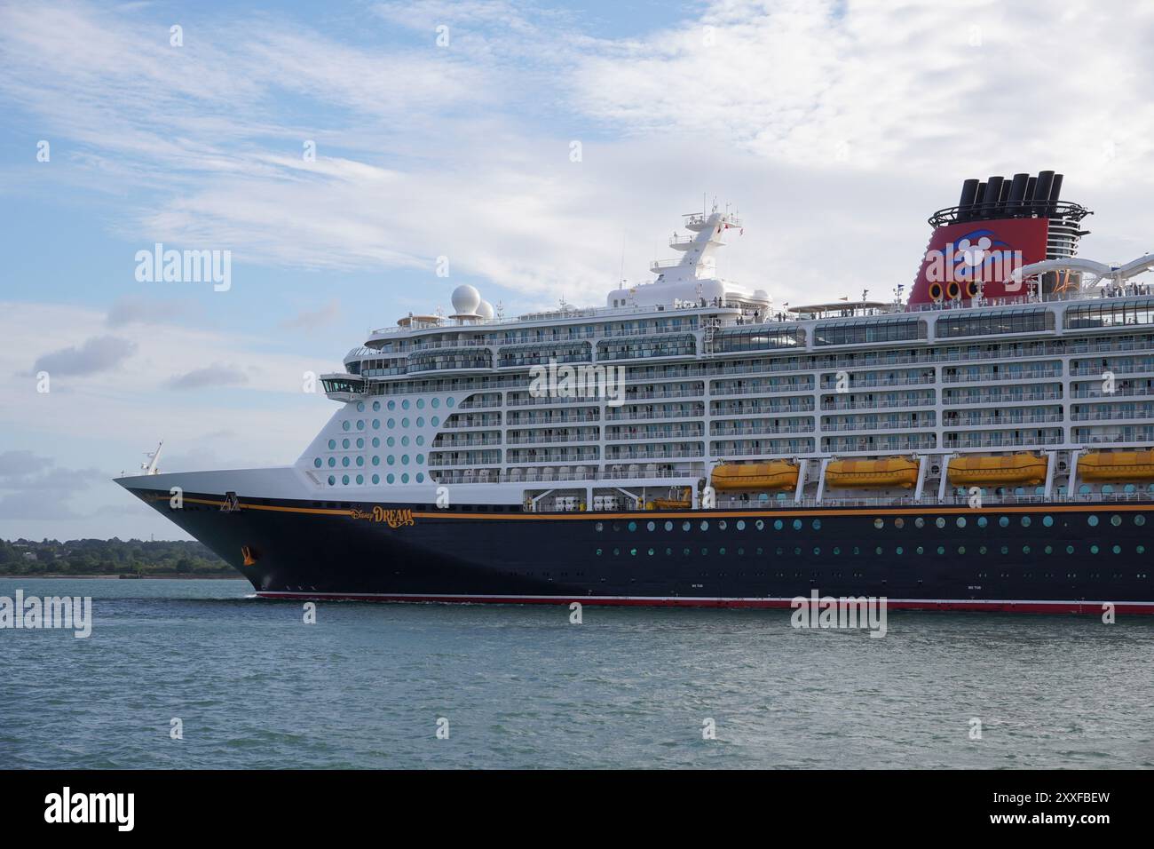 Southampton, Inghilterra, 23 agosto 2024 - nave da crociera Disney Dream in partenza per la Courna, Spagna. Vacanze in famiglia sulla Disney Cruise Line. Foto Stock