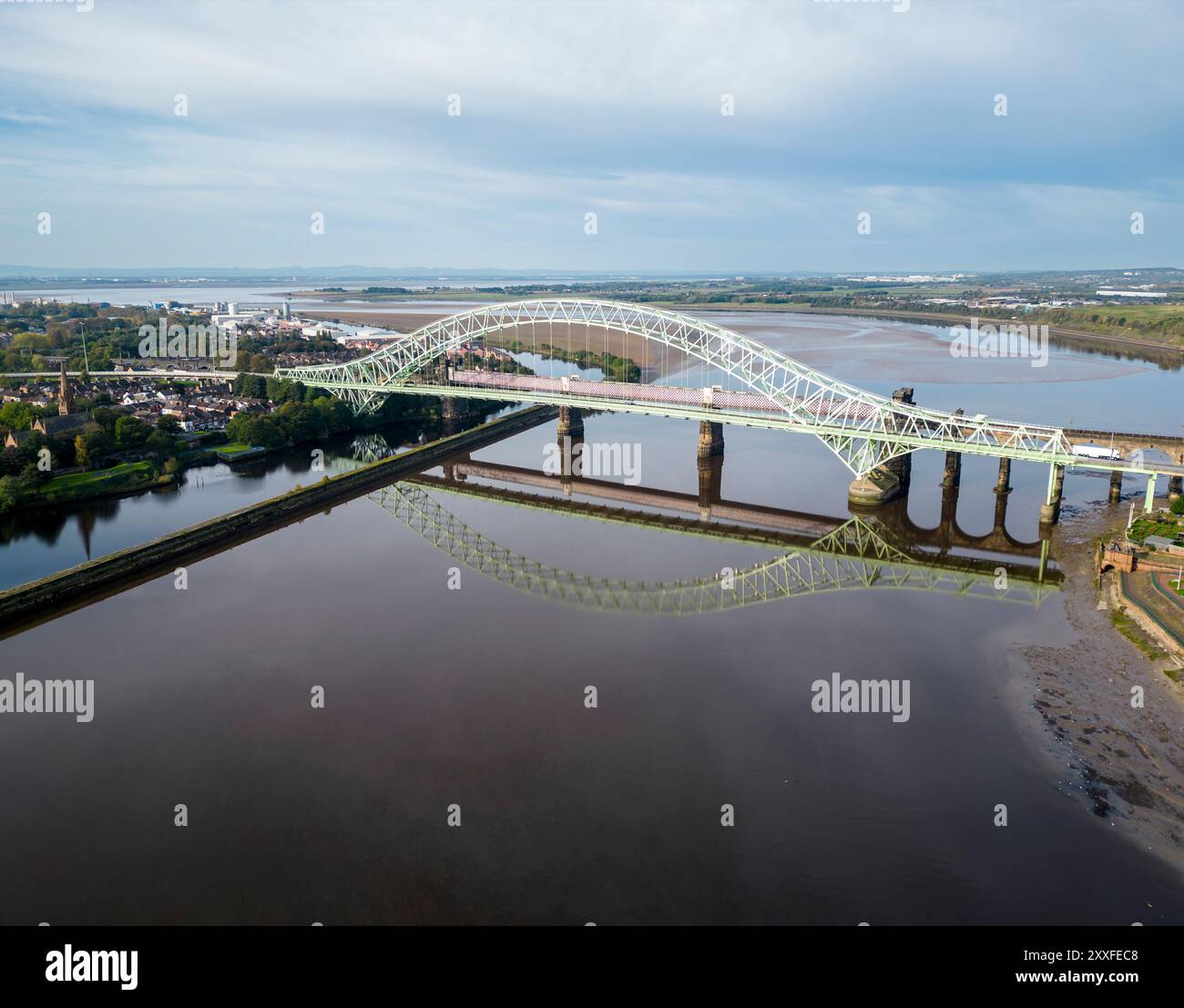 Il Silver Jubilee Bridge attraversa il Manchester Ship Canal e il fiume Mersey, Runcorn, Cheshire, Inghilterra Foto Stock