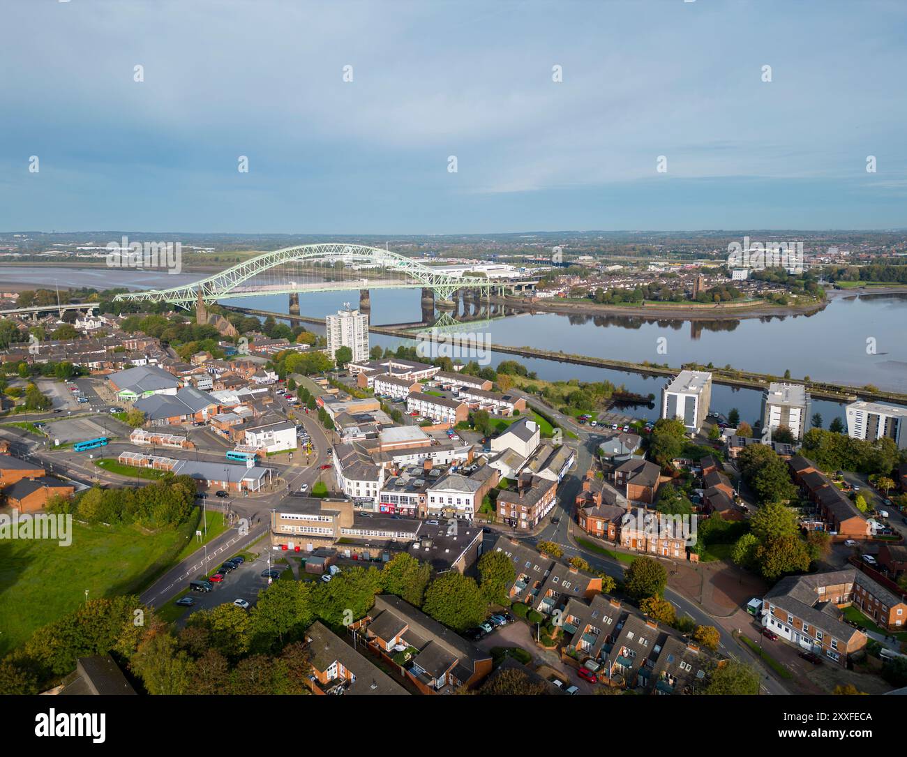 Città di Runcorn e Silver jubilee Bridge, Cheshire, Inghilterra, Foto Stock