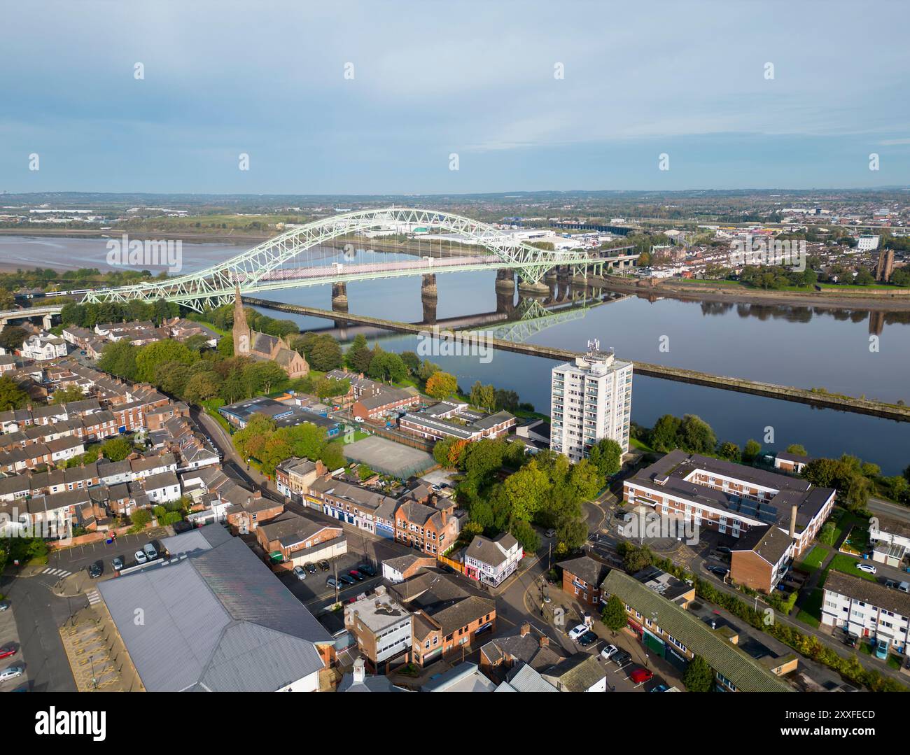 Città di Runcorn e Silver Jubilee Bridge e Manchester Ship Canal, Cheshire, Inghilterra, Foto Stock