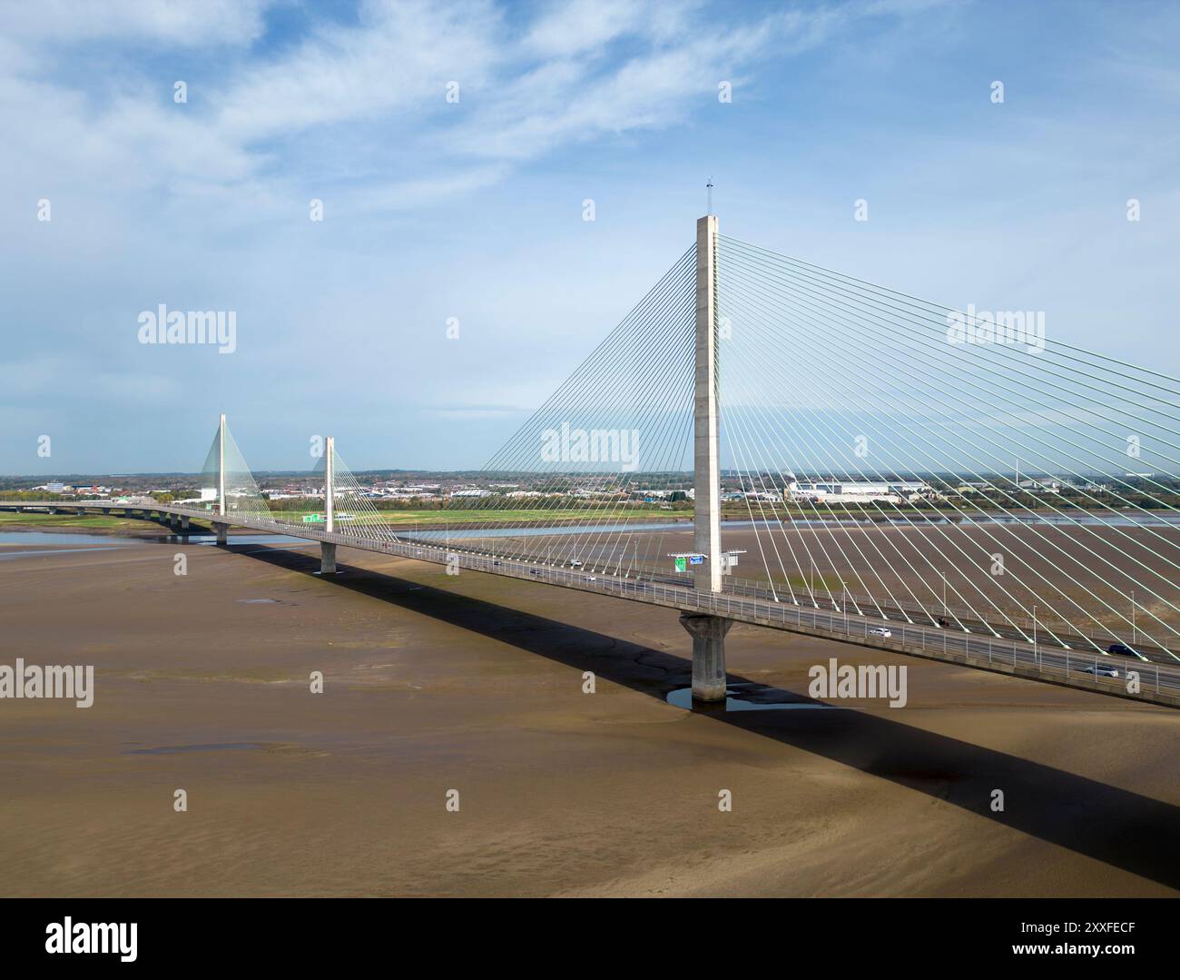 Vista aerea del Mersey Gateway Bridge sull'estuario del Mersey, Runcorn, Cheshire, Inghilterra Foto Stock
