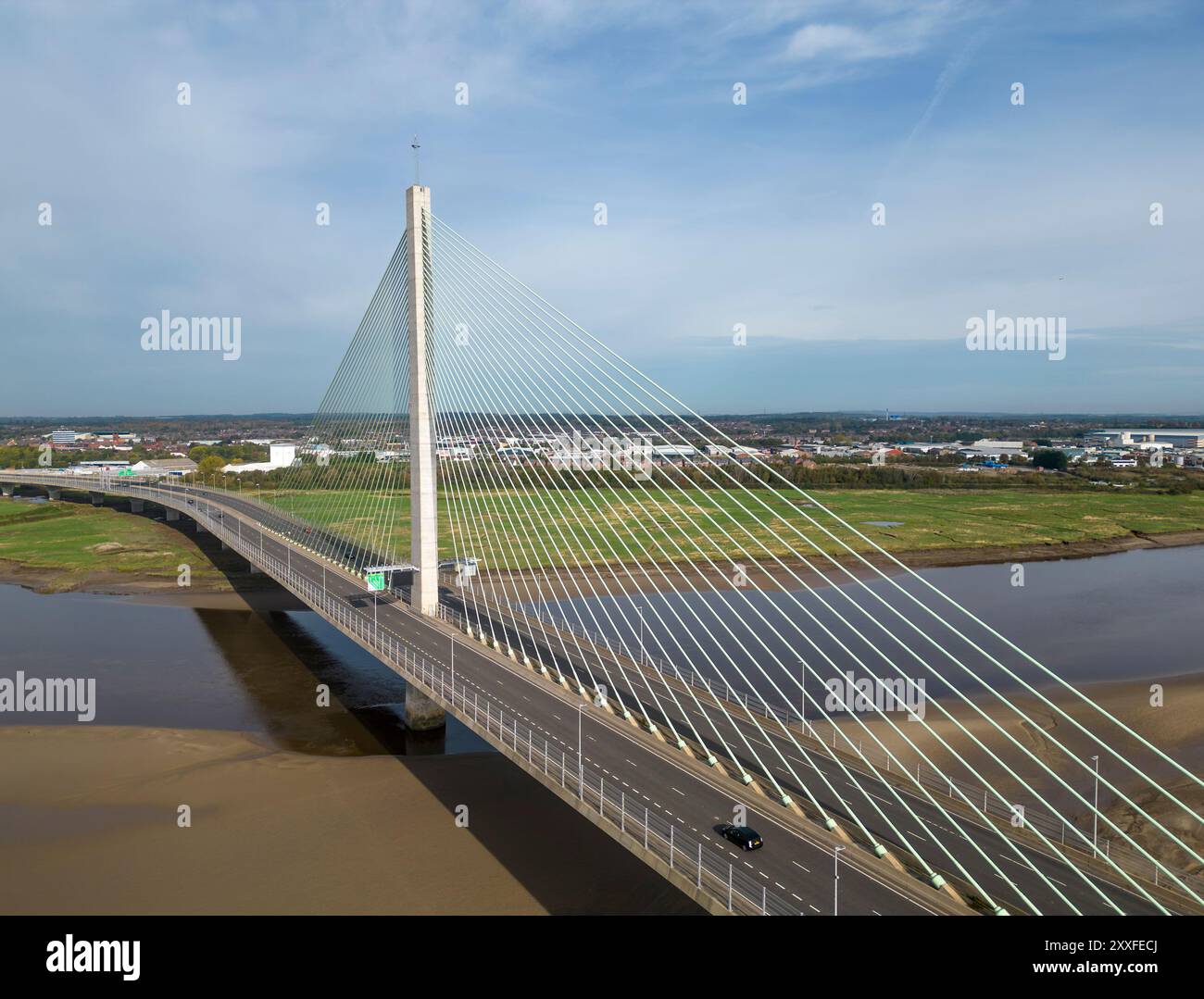 Vista aerea del Mersey Gateway Bridge sull'estuario del Mersey, Runcorn, Cheshire, Inghilterra Foto Stock
