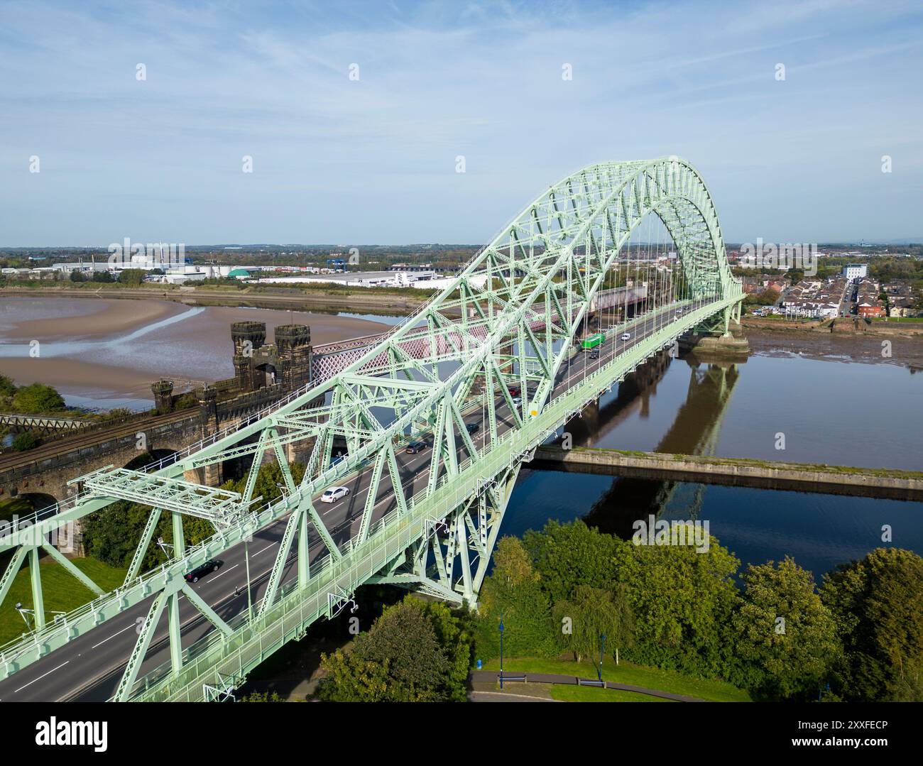Il Silver Jubilee Bridge attraversa il Manchester Ship Canal e il fiume Mersey, Runcorn, Cheshire, Inghilterra Foto Stock