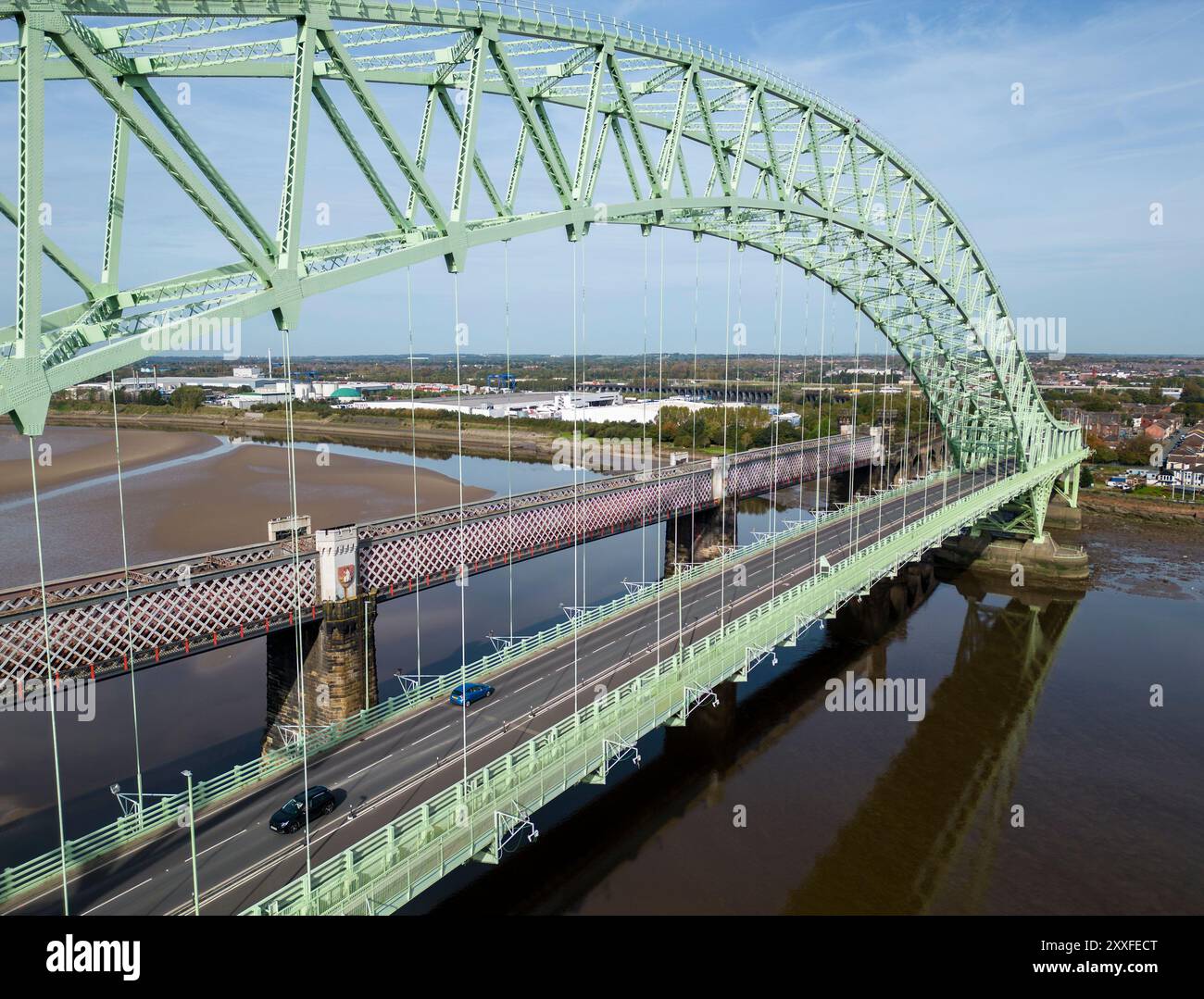 Il Silver Jubilee Bridge attraversa il Manchester Ship Canal e il fiume Mersey, Runcorn, Cheshire, Inghilterra Foto Stock