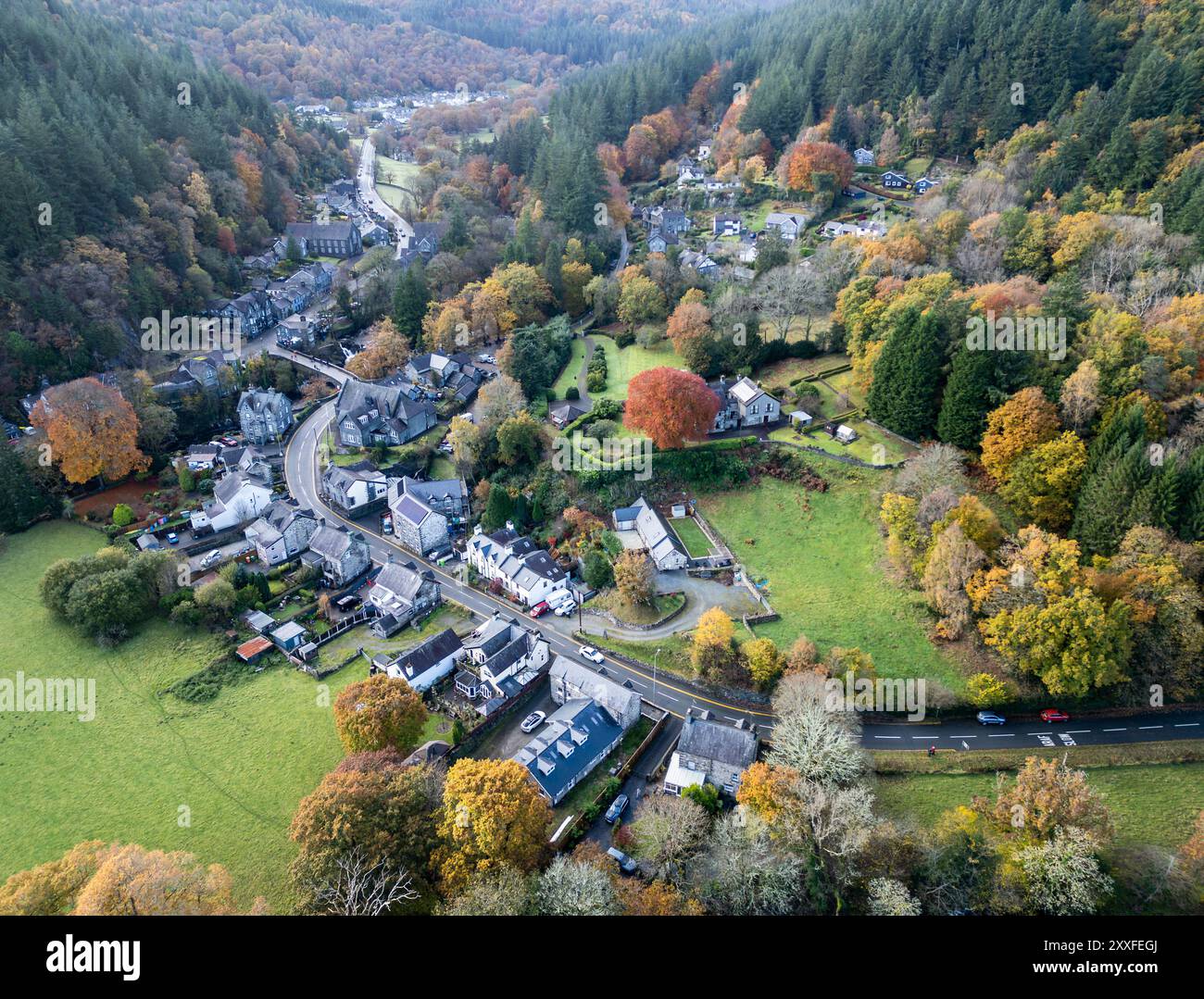 Vista aerea del villaggio di Betws-y-Coed nella Conwy Valley, Galles del Nord Foto Stock