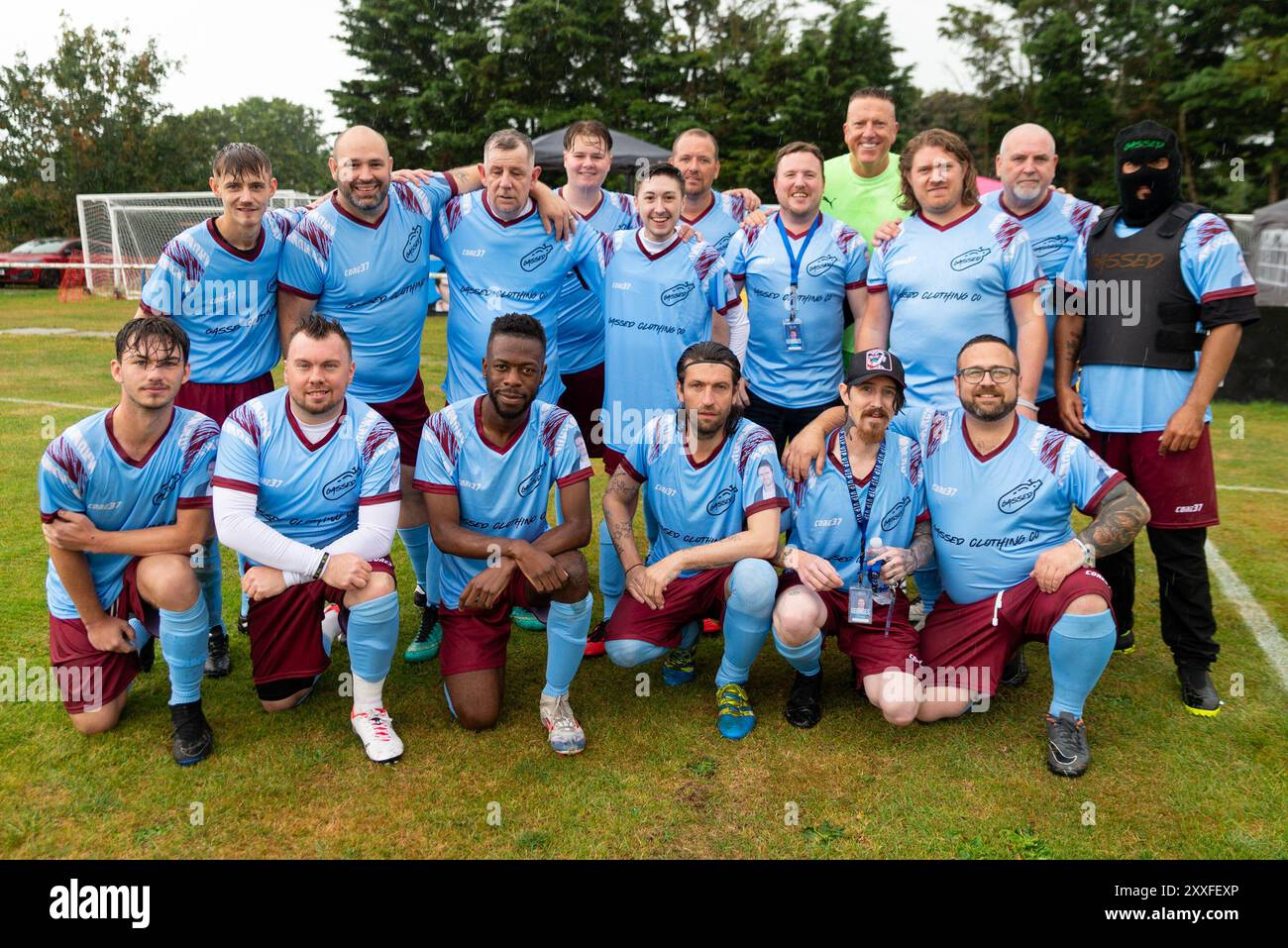 Rush Green Bowl, Clacton on Sea, Essex, Regno Unito. 24 agosto 2024. Una partita di calcio di beneficenza e un evento familiare hanno avuto luogo per raccogliere fondi per la figlia di George Gilbey e per le organizzazioni di beneficenza vicine alla famiglia. Gilbey, celebrità della Gogglebox TV, è morto in un incidente industriale mentre lavorava nel marzo 2024. La partita di calcio consisteva in familiari e amici che si schieravano con una squadra di celebrità. Squadra delle celebrità Foto Stock