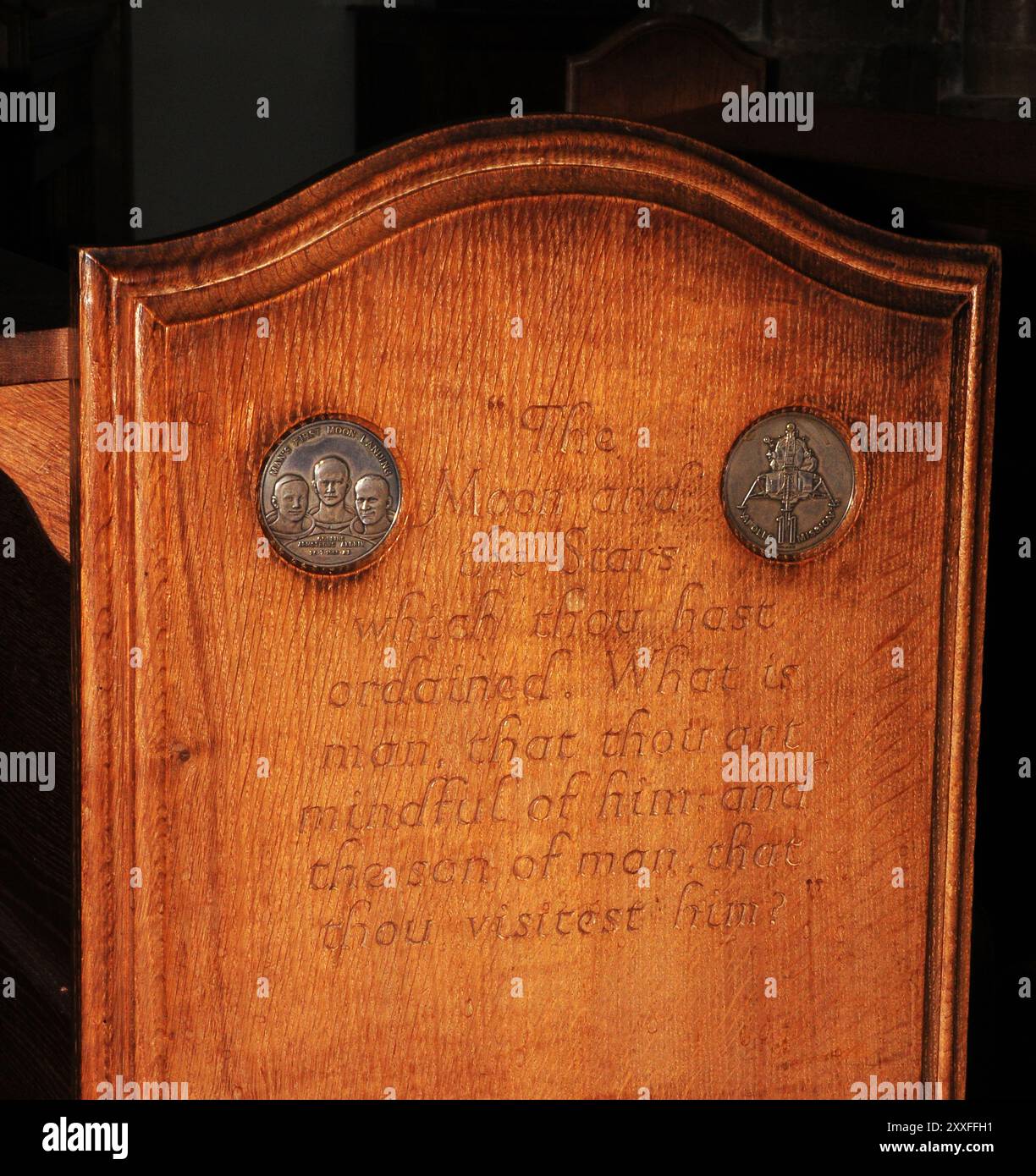 Pew END dedicato al primo sbarco sulla Luna dell'uomo, alla chiesa di St Mary, Dedham. Foto Stock