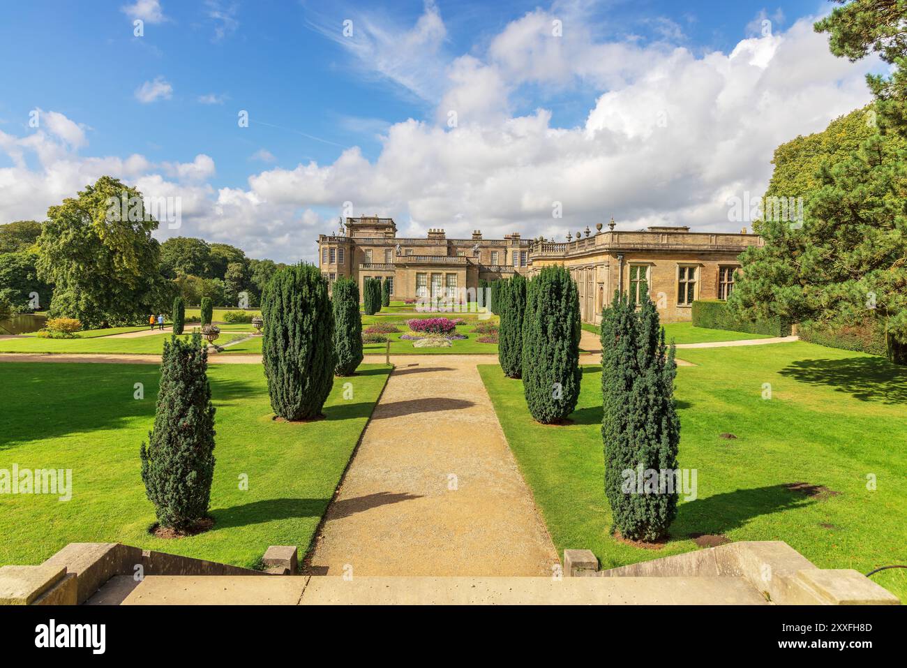 Lo storico giardino formale a Lyme Hall con colorate aiuole di fiori e prati curati a Disley, Stockport, Regno Unito. Foto Stock