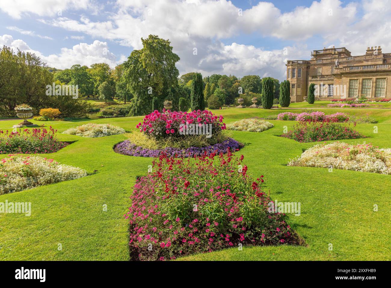 Lo storico giardino formale a Lyme Hall con colorate aiuole di fiori e prati curati a Disley, Stockport, Regno Unito. Foto Stock