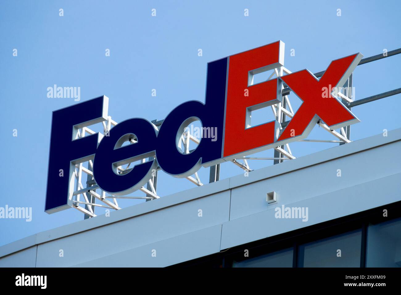 Logo FedEx firma sull'edificio Foto Stock