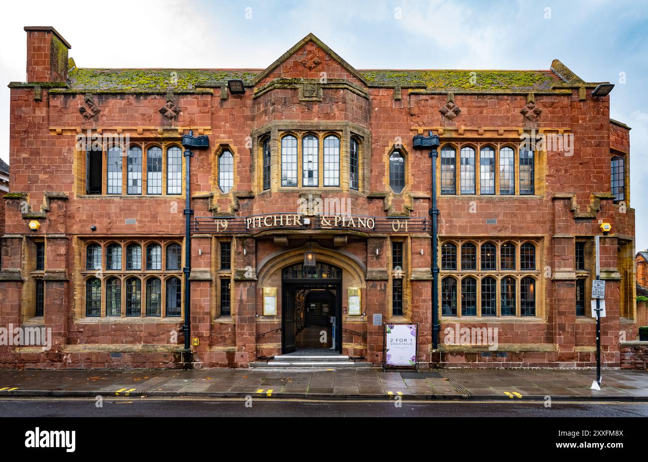 La vecchia biblioteca (1905) in Corporation Street, precedentemente un bar "Pitcher and piano", è ora chiamata "The Library". Taunton, Somerset, Inghilterra, Regno Unito. Foto Stock