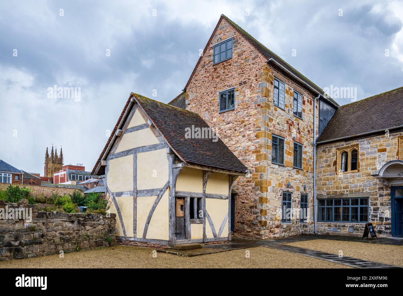 Una sezione rieretta di una serie di almshouses incorniciate in legno da circa 1500 nel cortile del castello di Taunton, Taunton, Somerset, Inghilterra, Regno Unito. Foto Stock