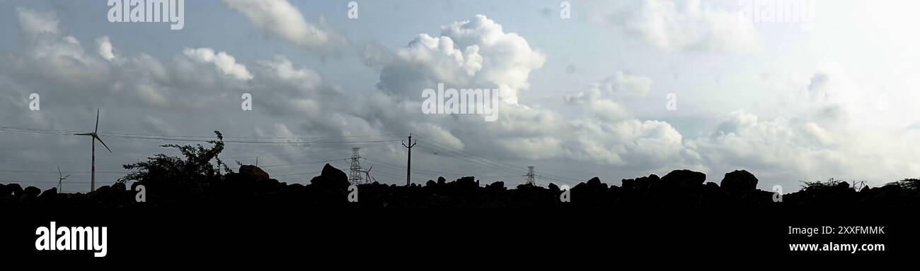 Energia sostenibile: Turbine eoliche che incombono sui campi agricoli Foto Stock