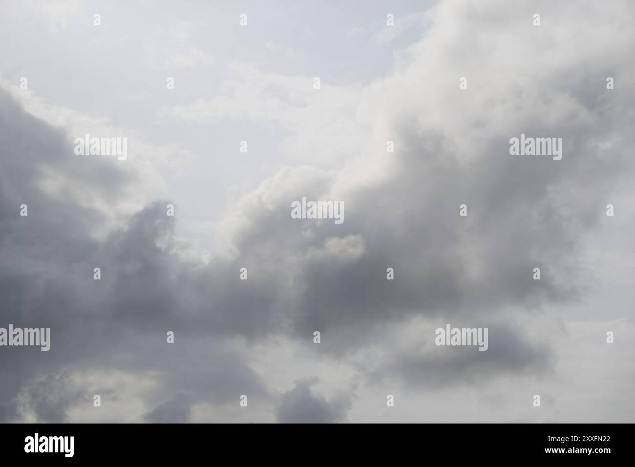 Serene Cloudscape: Un tranquillo cielo grigio Foto Stock