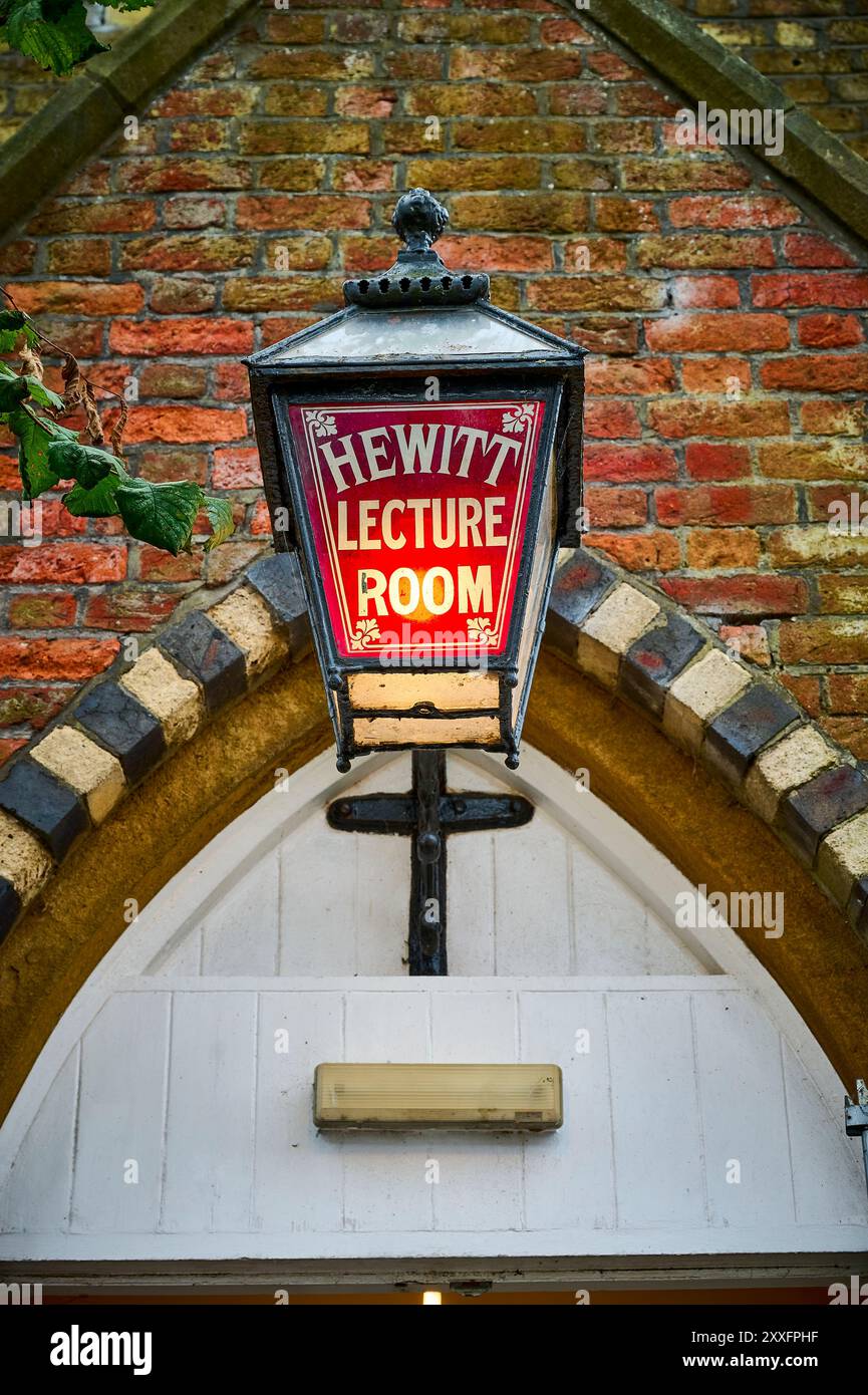 Lampada vittoriana di vecchio stile sopra l'entrata dell'edificio Foto Stock