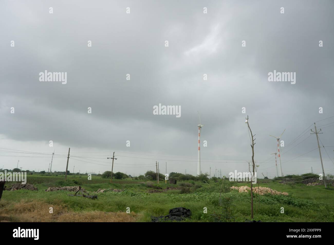 Tempesta imminente alla fattoria eolica rurale Foto Stock